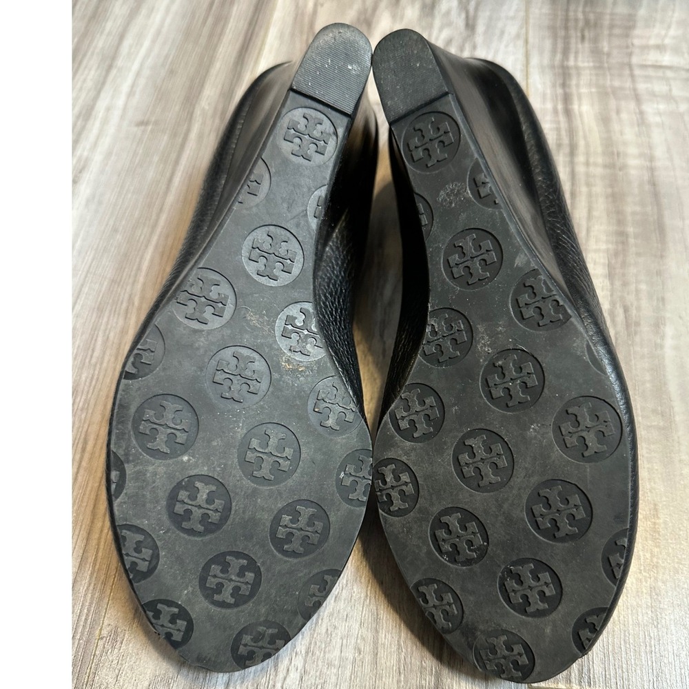 Tory Burch Sally Black Pebbled Leather Peep Toe Wedge Heels Logo Size 8.5 - Picture 7 of 10